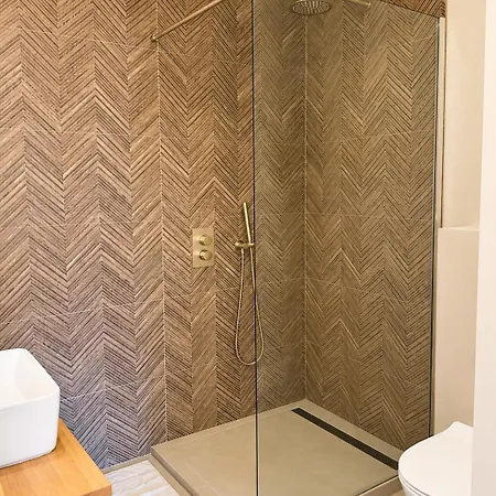 Completely Renovated 2 Minutes From The Apartman Nizza
