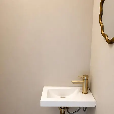 Completely Renovated 2 Minutes From The Apartman Nizza